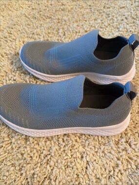 Slip-On Knit Sneakers in Light Grey with White Sole, size 6, NWOT